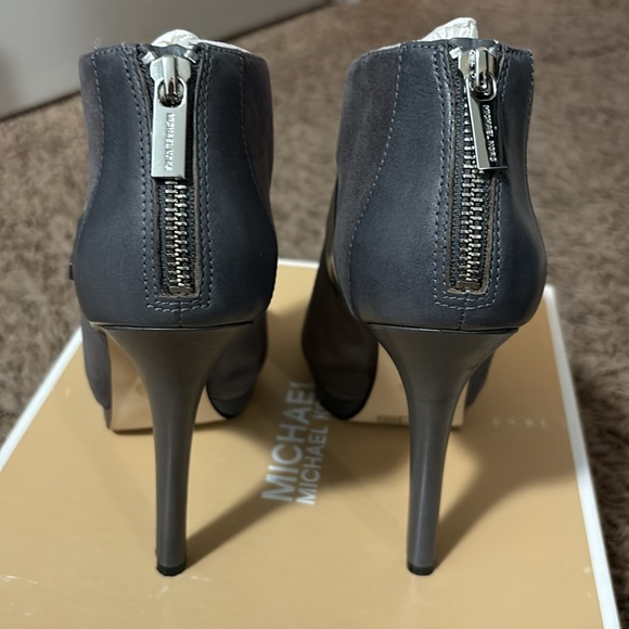 Elegant booties - Picture 3 of 6